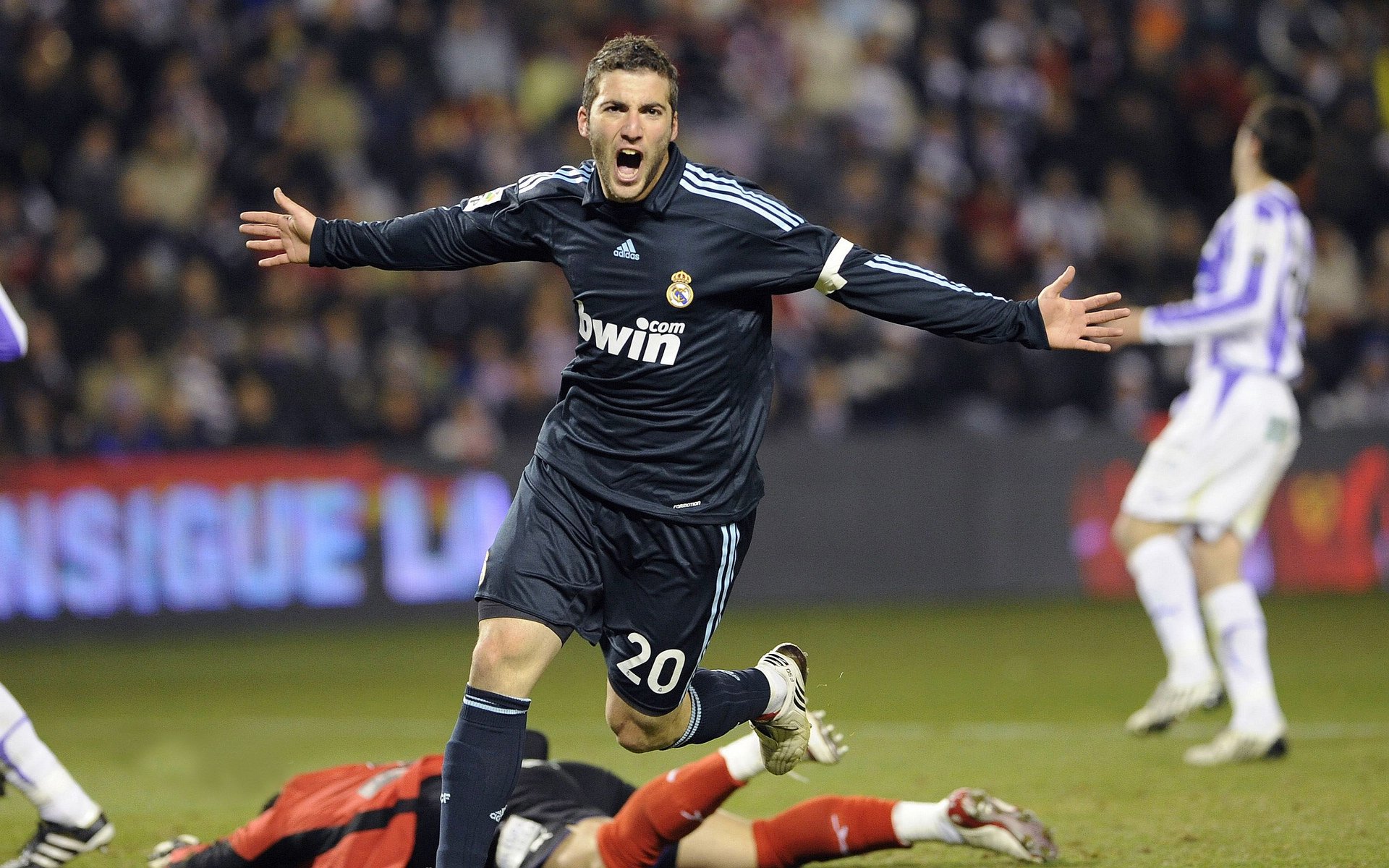 23岁新星打破尘封15年世界纪录,田径史迎来崭新篇章